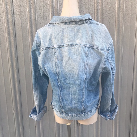 ⭐️ light wash denim jacket - Picture 3 of 4